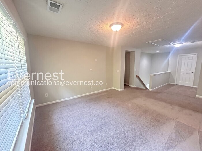 Building Photo - 6621 Waterton Ave SW
