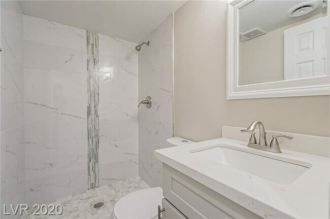 Building Photo - Amazing pool home is great location!!