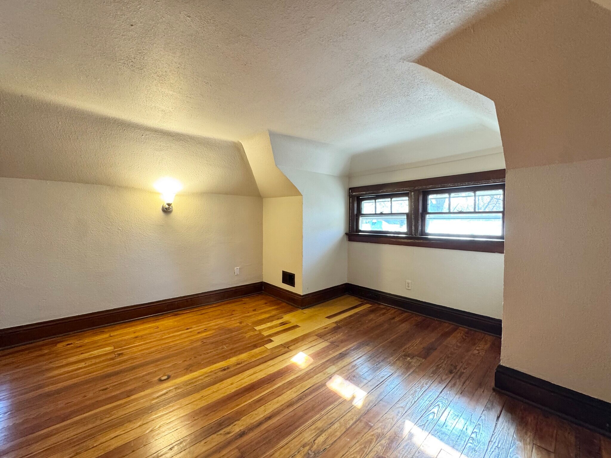 Building Photo - 811 E 39th St