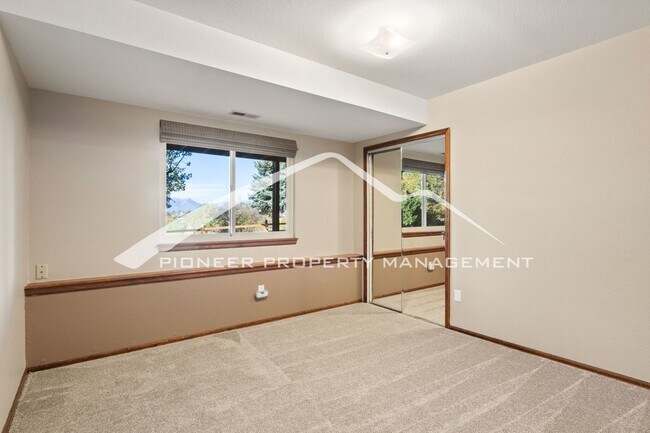 Building Photo - Beautiful 4 bedroom home with Stunning Col...
