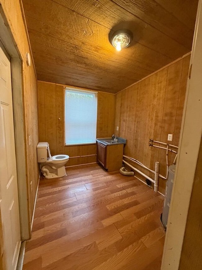 Building Photo - 2 Bedroom, 1.5-bathroom house