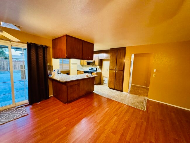 Building Photo - 1530 Burgundy Dr