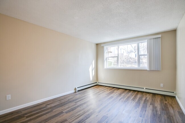 Building Photo - 1337 Arkwright St N