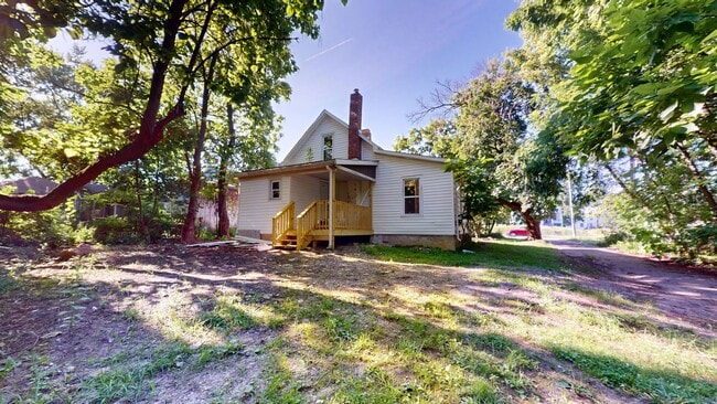 Building Photo - Small bungalow with updates!