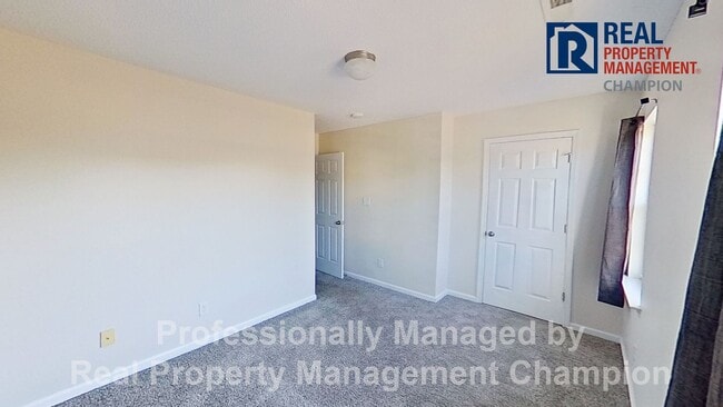 Building Photo - Super cute 2 BD/2.5 BA Townhome with Screened Porch