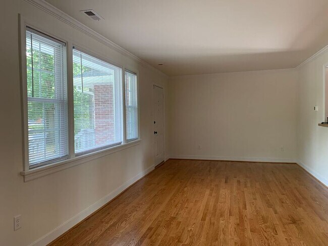Building Photo - 5631 Swan Dr