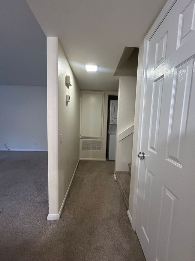 Building Photo - Alpine Glen Place