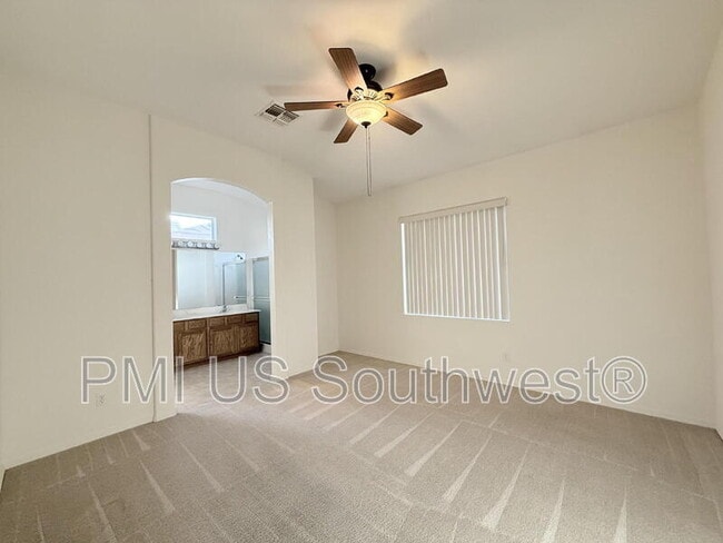 Building Photo - 2657 Edgewater Dr
