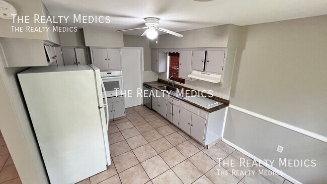 Building Photo - 904 Hall St