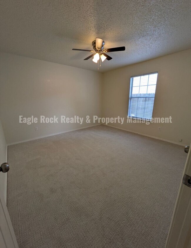 Building Photo - 1304 N Umbrella Ave