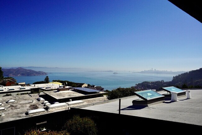 Building Photo - Unmatched Quality and Unparalleled Views F...