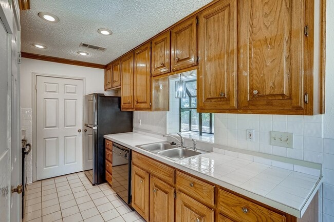 Building Photo - Rare 2 BR/ 2 BA Townhouse in Northwest Hil...