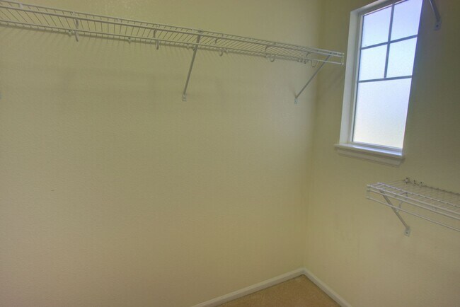 Building Photo - Spacious 4-Bedroom Home in Prime Littleton...