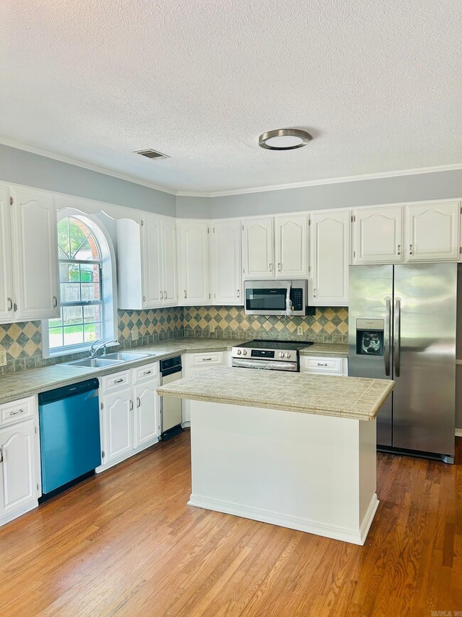 Building Photo - 5506 Oakwood Dr