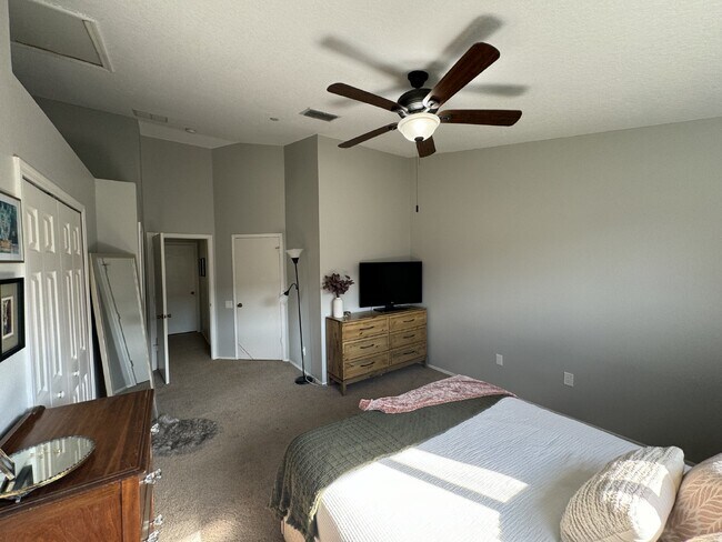 Building Photo - "Charming 2-Bed Home"