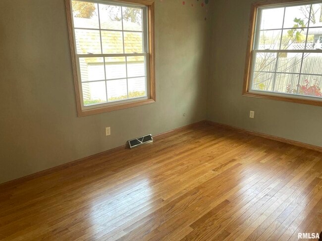 Building Photo - 2806 W 47th St