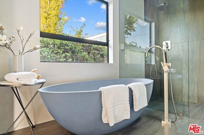 Building Photo - 2301 Donella Cir