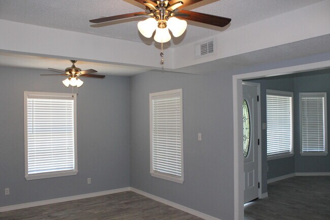 Building Photo - 1077 Woodlore Cir