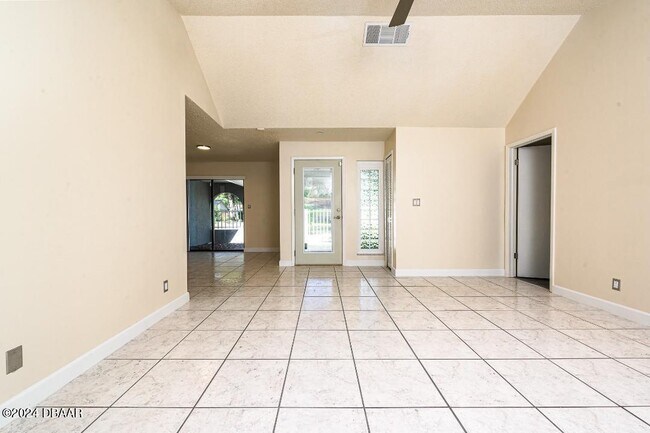 Building Photo - 4 Baywood Dr