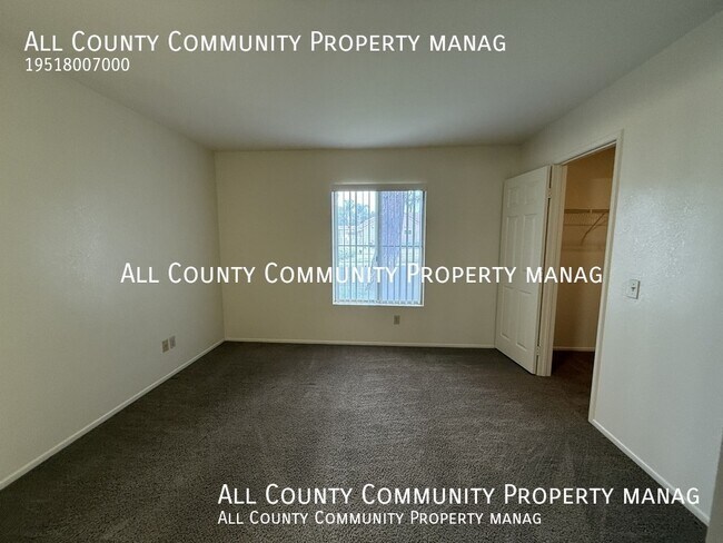 Building Photo - 2277 Oak Ave