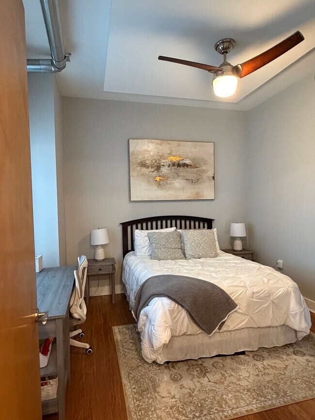 Building Photo - Two Bed/Two Bath Condo in Downtown