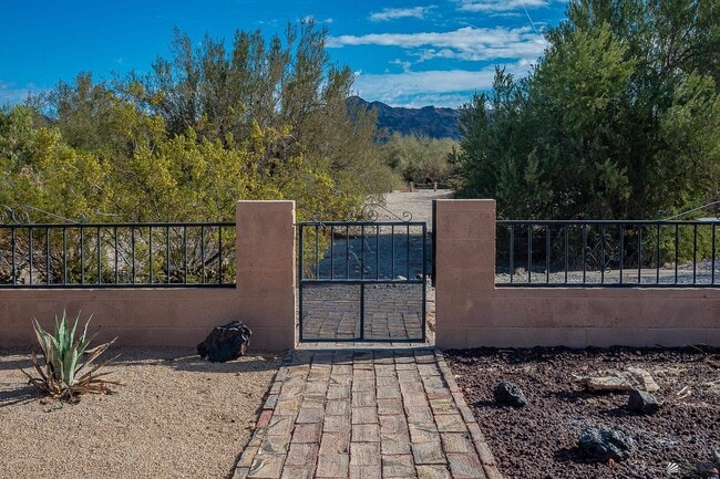 Building Photo - 12175 S Ironwood Dr