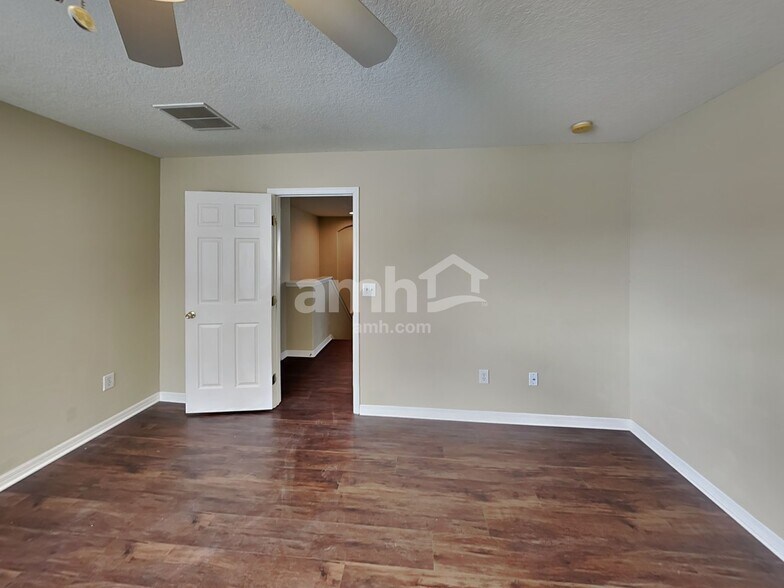 Building Photo - 12109 Tree Haven Ave