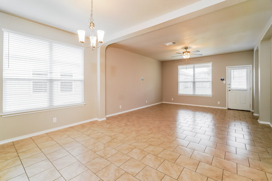 Building Photo - 541 Pearl Chase