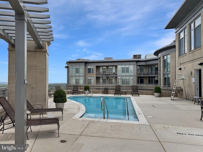 Building Photo - 8220 Crestwood Heights Dr