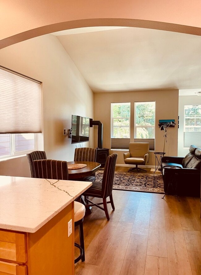 Building Photo - Fully Furnished 2 bedroom cottage in downtown Poulsbo...available starting 5-1