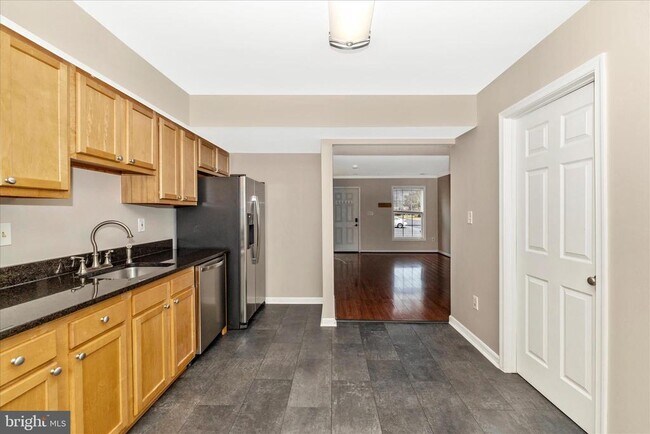 Building Photo - 584 Cotswold Ct