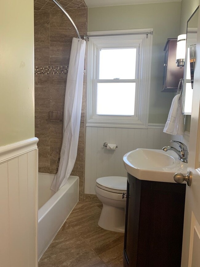Building Photo - STUNNING 4 bd. 2 bath Executive Sunnyside ...