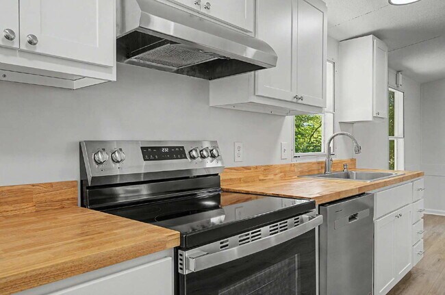 Building Photo - Updated 3-Bedroom Home on 10 acres in Chapel Hill
