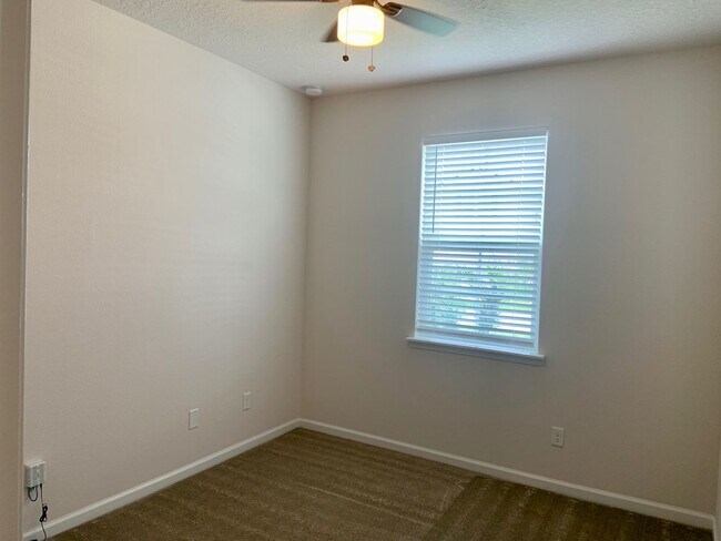 Building Photo - 816 Redtail Ln