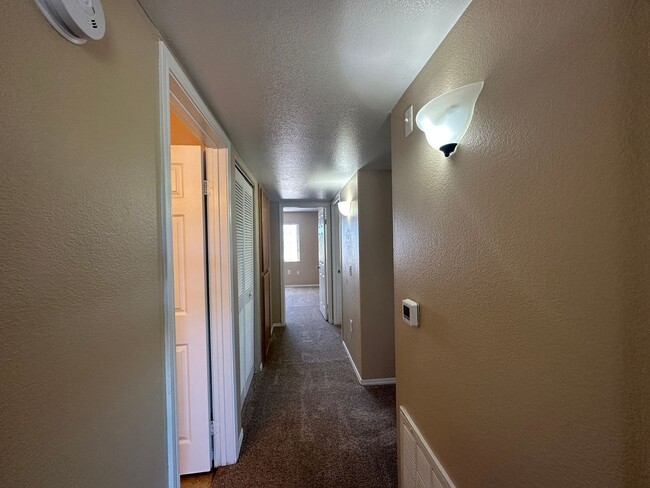 Building Photo - Adorable 3 bedroom Las Vegas Nv condo