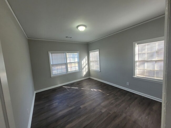 Building Photo - 2400 Bell St