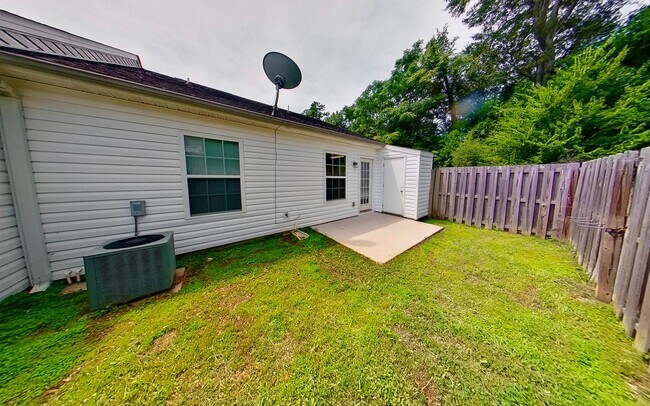 Building Photo - 2 Bed/ 2 Bath Townhouse