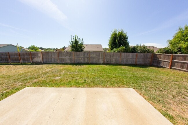 Building Photo - Open Floor Plan Home with Large Fenced Yard