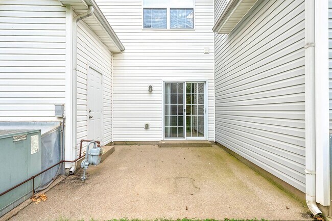 Building Photo - 2 Bedroom Condo For Rent With Community Swimming Pool!