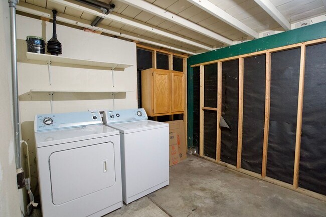 Building Photo - 1383 Spruce St