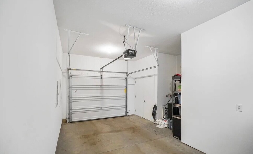 Building Photo - 2125 Coretta Way