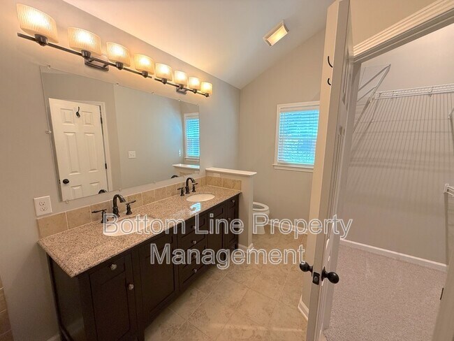 Building Photo - 2321 Heathershire Ln