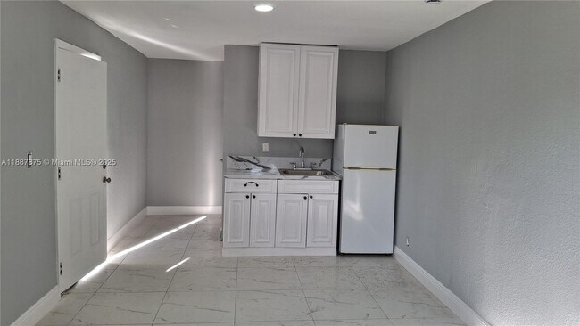 Building Photo - 598 E 41st St