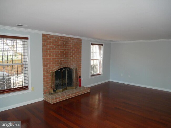 Building Photo - 3045 Federal Hill Dr