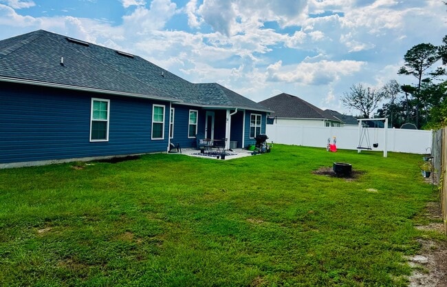 Building Photo - Modern 4-Bedroom Home with Open Layout, Sp...
