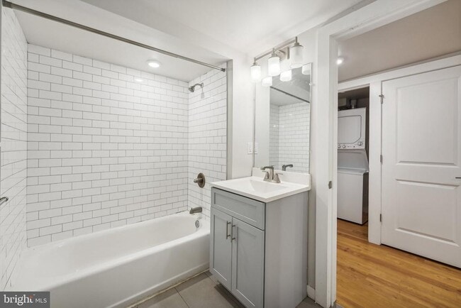 Building Photo - 4300 Chestnut St