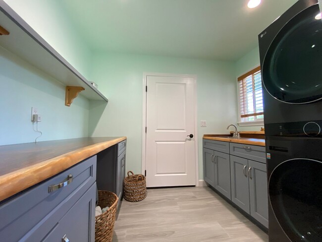 Building Photo - 3-Bed, 2-Bath Custom Furnished Home-Turn K...