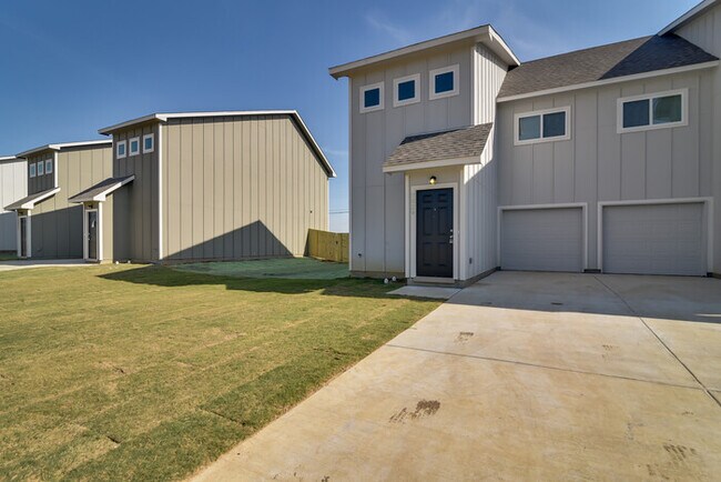 Building Photo - Brand New 3 bed 2.5 Duplex