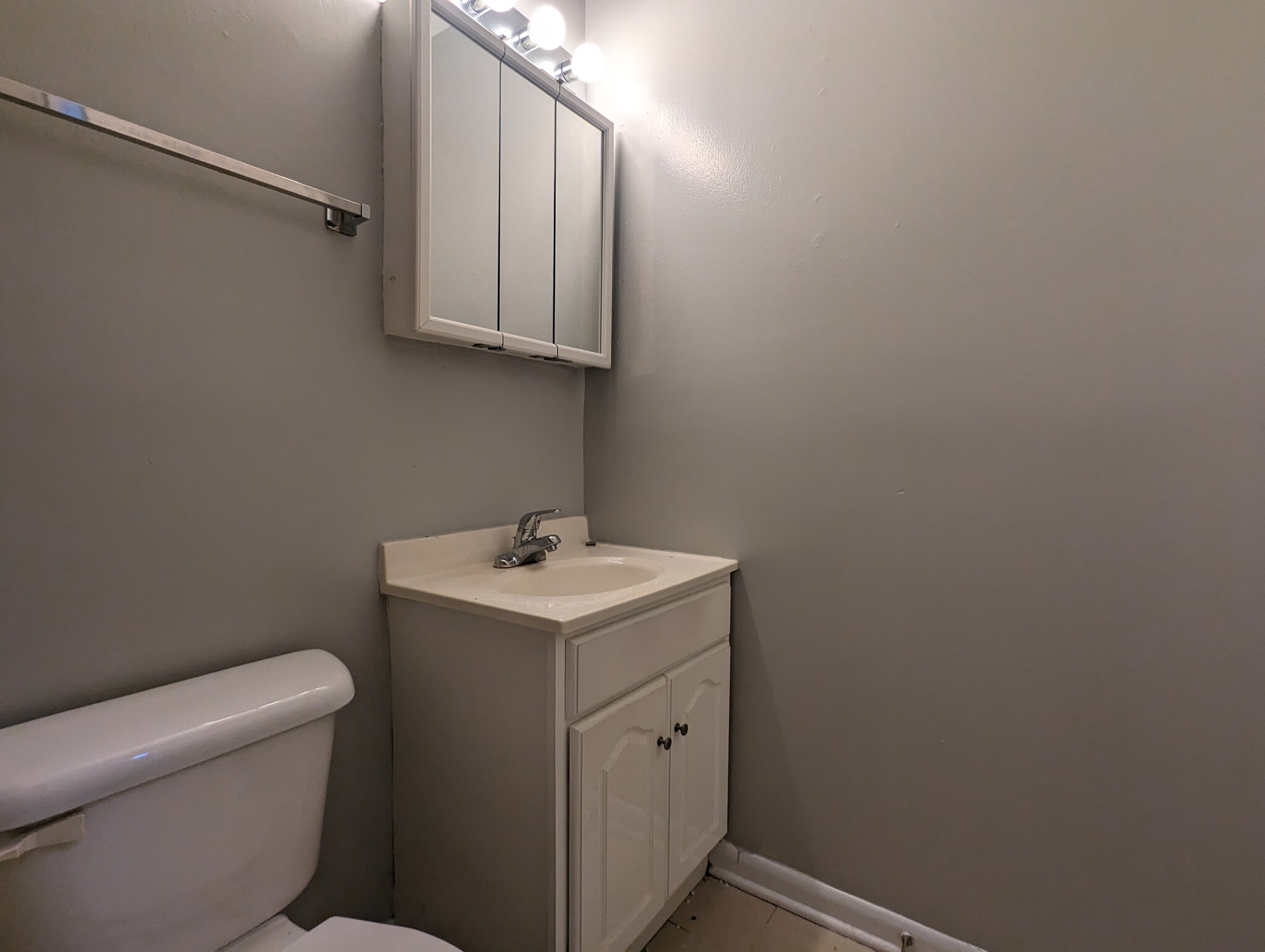 Building Photo - 524 W Oakdale Ave