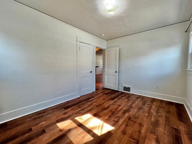 Building Photo - 8th2122 (CW-NB)